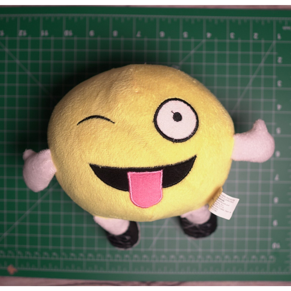 Lot of 5 Emoji Smiley Face Plush Toys McDonald’s Toy Factory Mixed Sizes - Picture 9 of 13